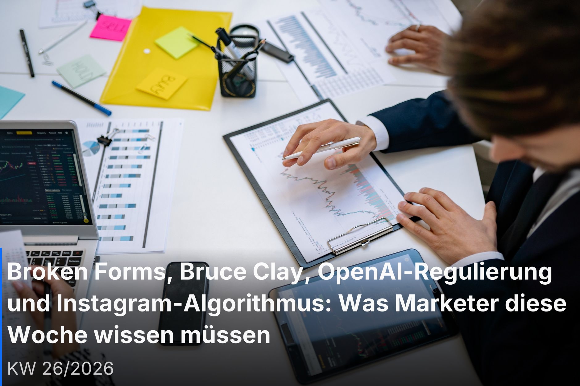 Team analysiert Online-Marketing-Daten auf einem Dashboard-Bildschirm