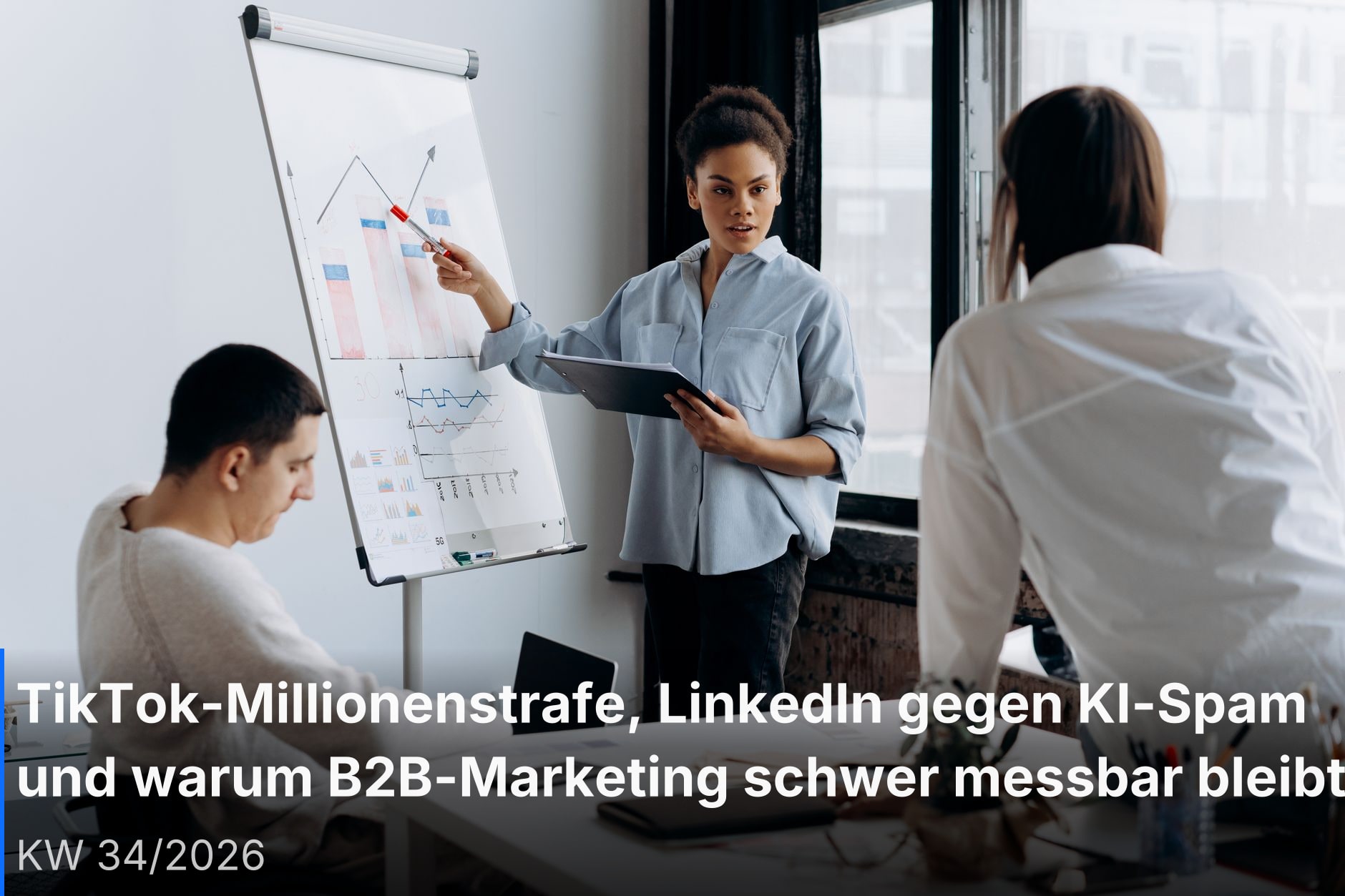 Team analysiert digitale Marketing-Kennzahlen auf einem Dashboard-Bildschirm