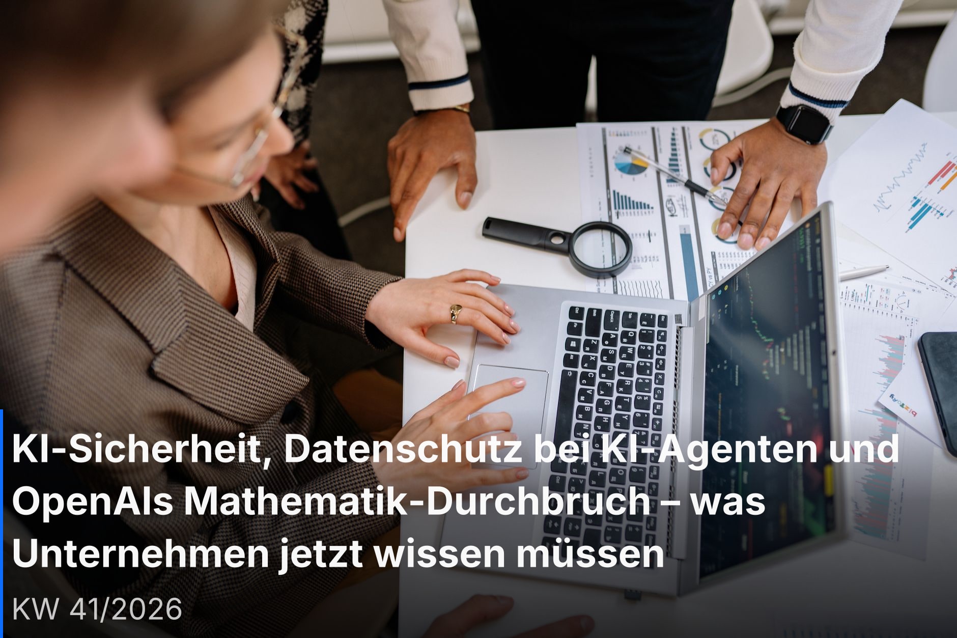 Team bespricht KI-Sicherheit und digitale Marketingstrategie am Laptop